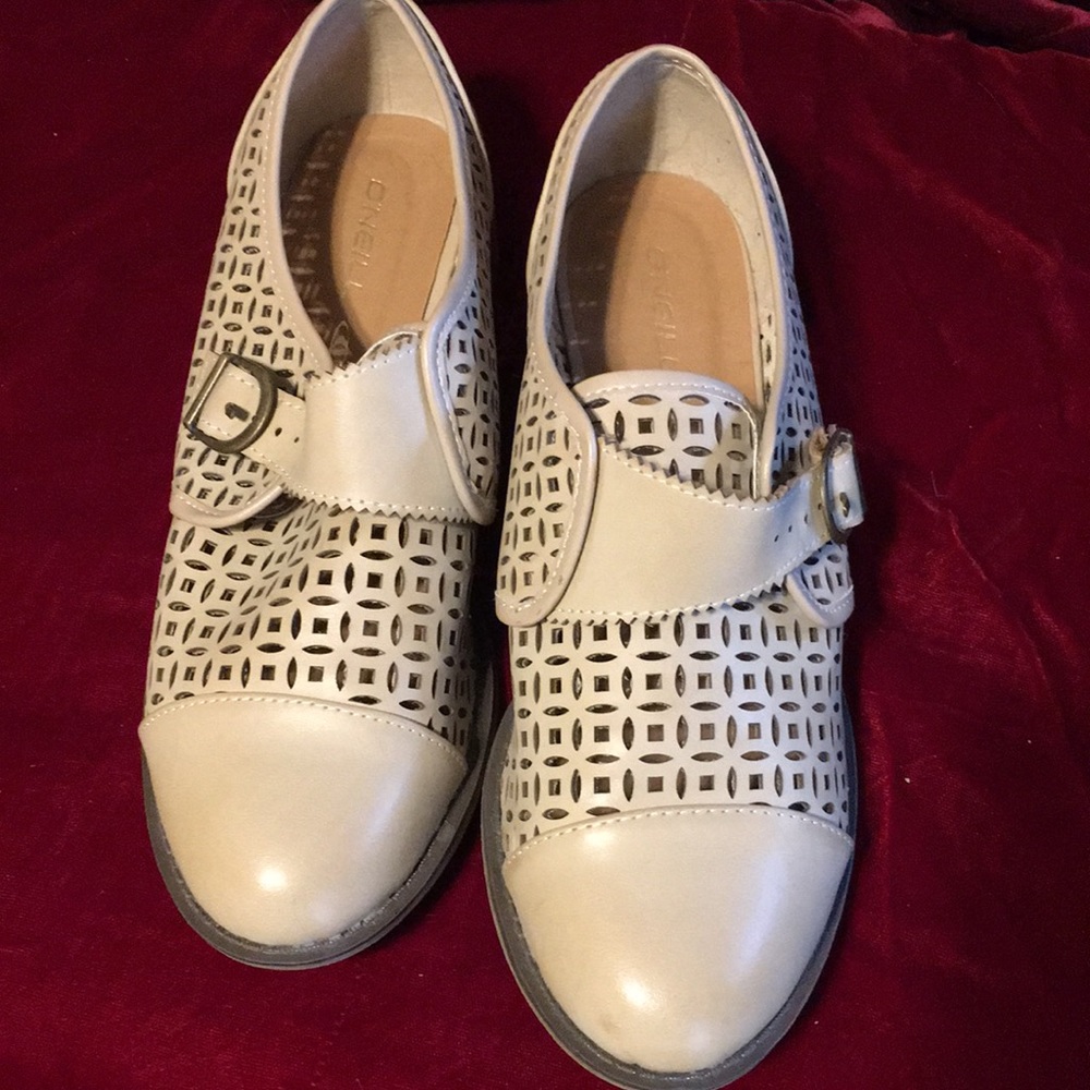 O’Neill Beige Cut-Out Oxford Shoes w/Buckles